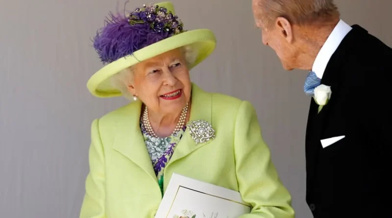 Cara Unik Ratu Elizabeth Dalam Makan Pisang Buat Kebingungan