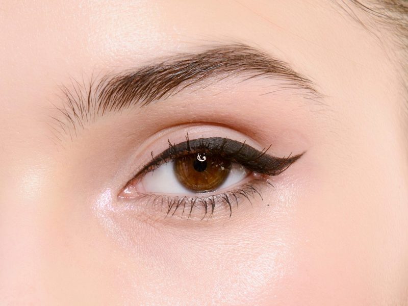 Trik Menggunakan Eyeliner Terbaru Untuk Riasan Mata Cat-Eye
